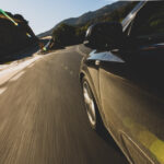 Autó a nyári napfényben