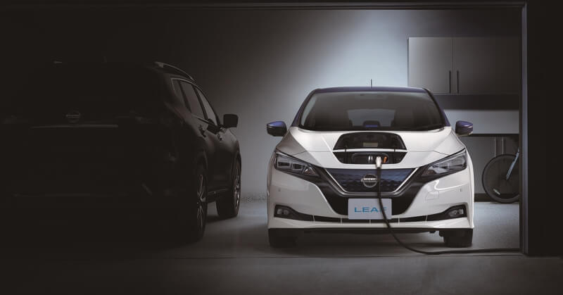 Elektromos Nissan Leaf a sötétben